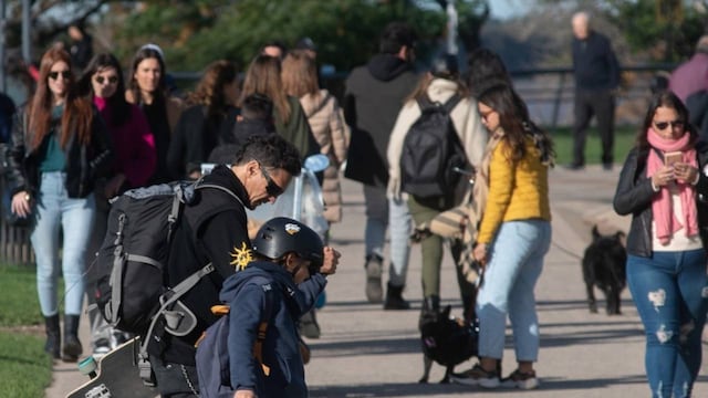 La costanera central es un buen lugar para disfrutar del sol y hacerle frente al frío.