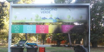 Ardieron tres recipientes y la estación ecológica quedó inservible.