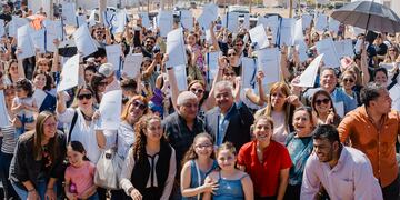 El gobernador Raúl Jalil encabezó la entrega de 175 viviendas junto a los ministros Fidel Sáenz y Fernando Monguillot.