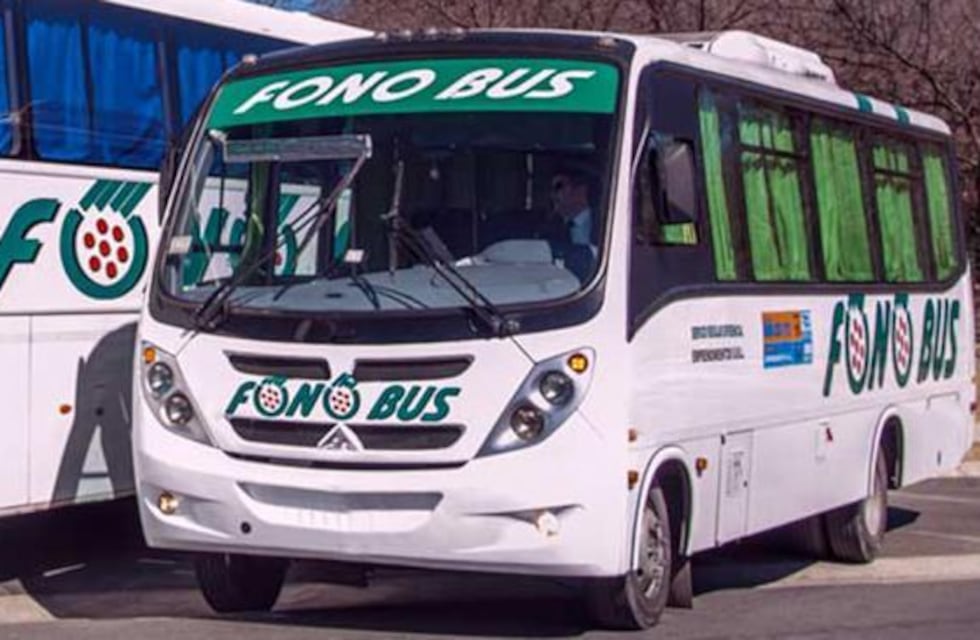 Llueve hasta en los colectivos: un pasajero mostró cómo cae agua dentro de una unidad en Córdoba