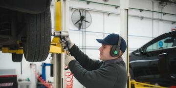 Después de 7 meses, se frenó la caída de empleos.