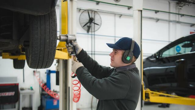 Después de 7 meses, se frenó la caída de empleos.