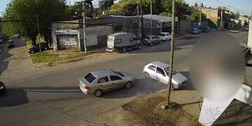 Un hombre perdió el control de su auto en Burzaco y atropelló a dos hombres. Uno murió y otro está internado en grave estado.