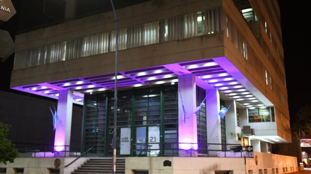 Palacio Municipal iluminado de rosa para concientizar sobre el cáncer de mama