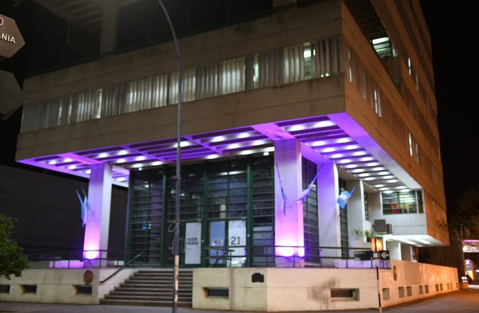 Edificios públicos iluminados de rosa para concientizar sobre el cáncer de mama