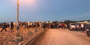 Año nuevo en Claromecó: los jóvenes se concentraron sobre la Av Costanera para recibir el año.