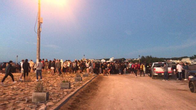 Año nuevo en Claromecó: los jóvenes se concentraron sobre la Av Costanera para recibir el año.