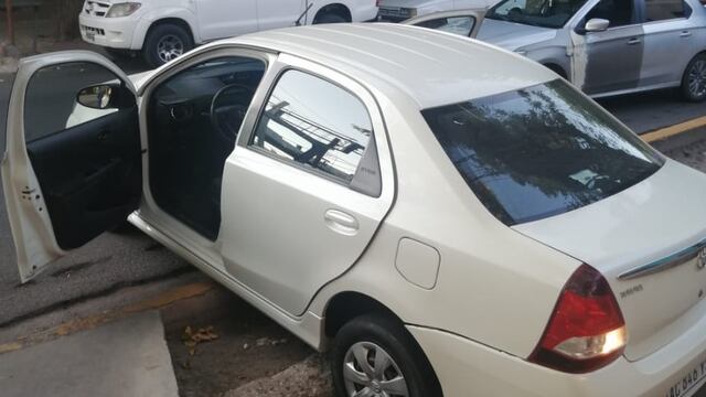 Un ladrón mendocino cayó a una acequia luego de querer escapar de la policía con un auto robado.