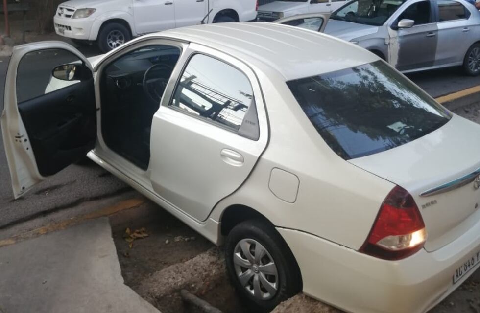 ¡Insólito! Un mendocino intentó vender un auto robado y al escapar de la policía se cayó a una acequia