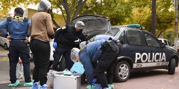 Policia Científica de la policia de Mendoza trabaja en el interior de una vivienda ubicada en calle Montecaseros de Ciudad donde un hombre fué asesinado a balazos
Foto: José Gutierrez/ Los Andes