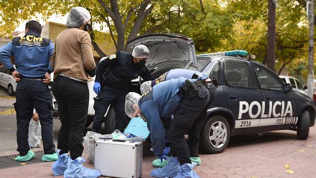 Policia Científica de la policia de Mendoza trabaja en el interior de una vivienda ubicada en calle Montecaseros de Ciudad donde un hombre fué asesinado a balazos 
 Foto: José Gutierrez/ Los Andes