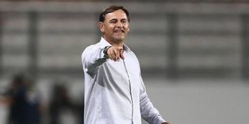 Carlos Bustos es técnico de Alianza Lima, para devolverlo a los primeros planos. Su hermano Fabián, es DT del Barcelona...