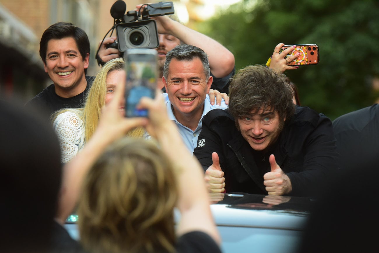 El presidente Javier Milei encabezó en Córdoba la Marcha de la Gratitud, acompañado por su hermana Karina y los diputados Gabriel Bornoroni y Gonzalo Roca. (Nicolás Bravo / La Voz)