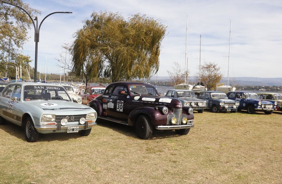 Los autos históricos posaron en la costanera de Carlos Paz
