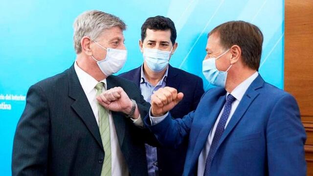 Los gobernadores de la Pampa, Sergio Ziliotto, de Mendoza, Rodolfo Suárez y detrás el ministro del Interior de la Nación, Wado de Pedro. Gentileza Presidencia de la Nación