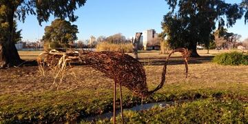 El joven puntaltense embellece un espacio verde con esculturas