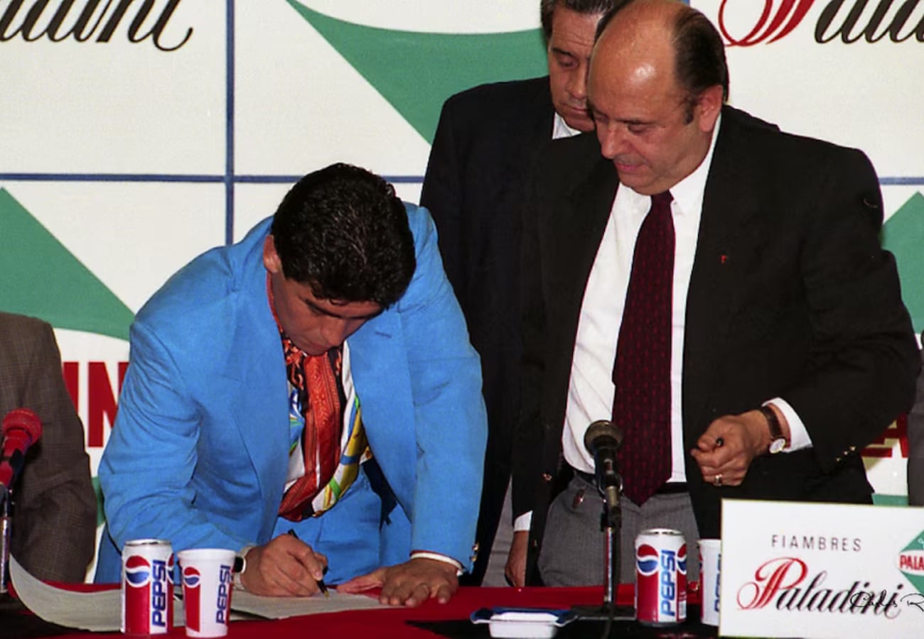 Diego Maradona firmando su contrato con Newell's