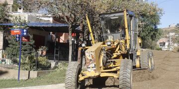 Arreglo de calles y mantenimiento de espacios públicos en distintos sectores de Carlos Paz.