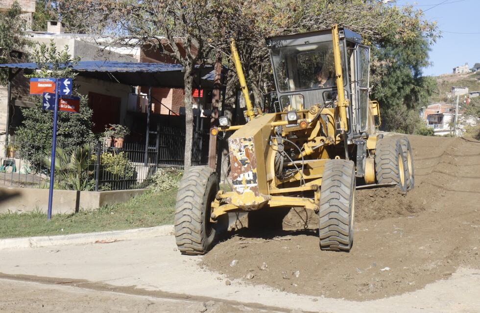 Continúan los arreglos de calles y mantenimiento de espacios públicos en Carlos Paz