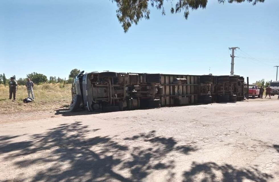 Volcó un camión cargado con manzanas en el ingreso a Monte Comán