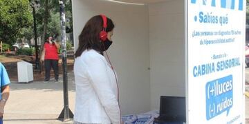 En Formosa instalaron una cabina de sonido que permite percibir lo que sienten las personas con autismo y los animales ante la pirotecnia