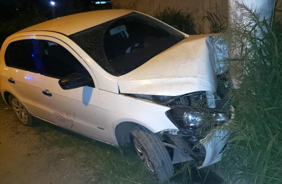 Robó en dos barrios, huyó y terminó chocando contra un poste