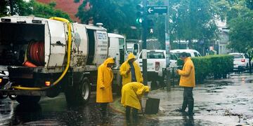 Varias esquinas de Avenida Pellegrini quedaron tapadas de agua este miércoles.
