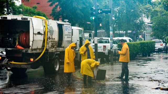Varias esquinas de Avenida Pellegrini quedaron tapadas de agua este miércoles.