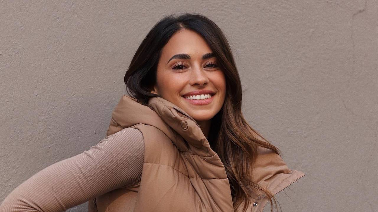 Antonela Roccuzzo estrenó un outfit deportivo de invierno con chaleco.