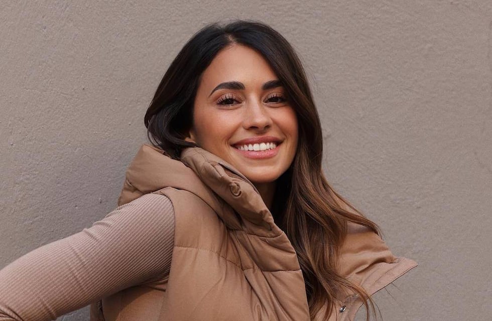 De novela: Antonela Roccuzzo se enganchó con el libro de una nueva serie de Netflix