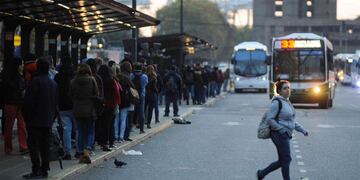 Se extendió la conciliación obligatoria y este martes no habrá paro de colectivos. Foto: Federico López Claro.