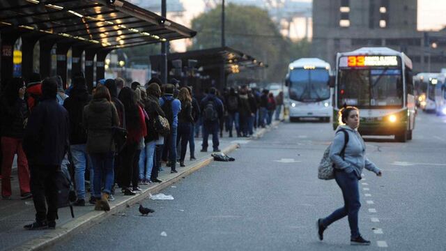 El Gobierno Nacional quiere traspasar a las 32 líneas de colectivos que recorren exclusivamente la Ciudad de Buenos Aires, bajo responsabilidad del Gobierno porteño. Foto: Federico López Claro.
