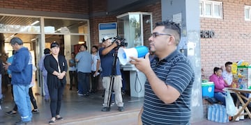 Sebastián López, secretario general del Seom, megáfono en mano explicó los motivos de la protesta en el ingreso al edificio "9 de Julio".