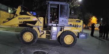 Insólito: robaron una pala cargadora, pero al no saber manejarla, hicieron destrozos en un barrio de Villa Mercedes