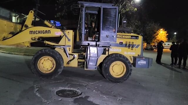 Insólito: robaron una pala cargadora, pero al no saber manejarla, hicieron destrozos en un barrio de Villa Mercedes