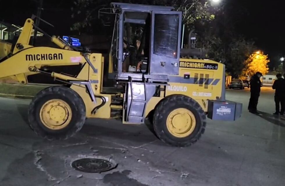 Insólito: robaron una pala cargadora, pero al no saber manejarla, hicieron destrozos en un barrio de Villa Mercedes