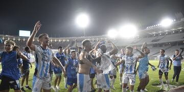 Los jugadores y todo Racing de Nueva Italia en el triunfazo ante Instituto. Esperan jugar ante Talleres (Facundo Luque / La Voz).