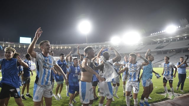 Los jugadores y todo Racing de Nueva Italia en el triunfazo ante Instituto. Esperan jugar ante Talleres (Facundo Luque / La Voz).