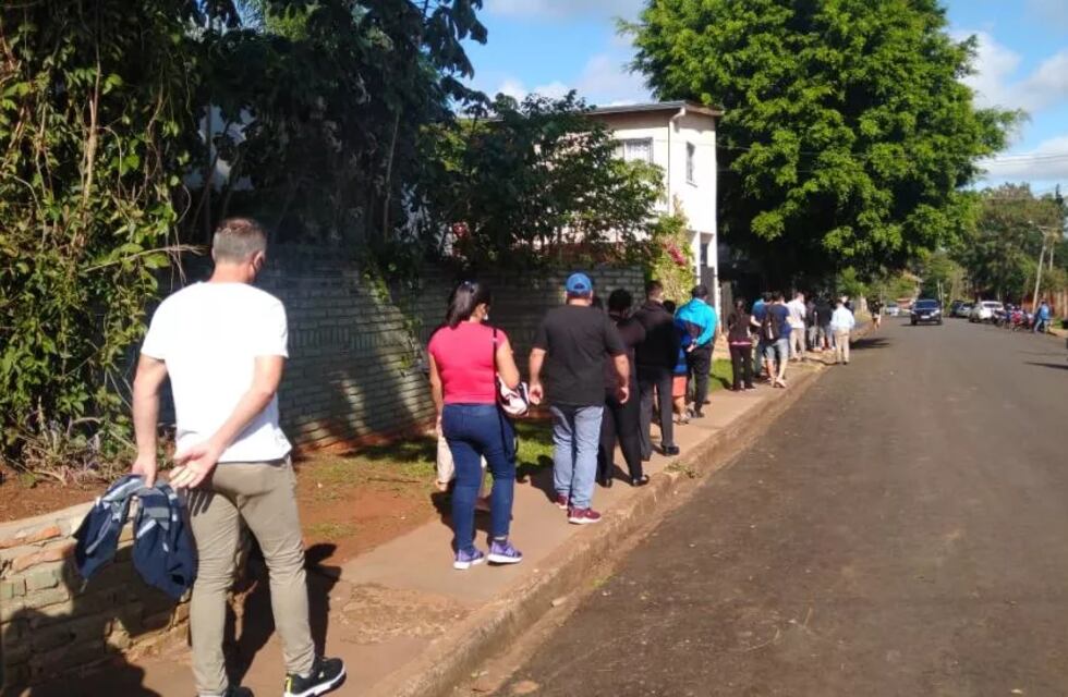 Se produjeron largas filas para la vacunación de los trabajadores de turismo en Puerto Iguazú