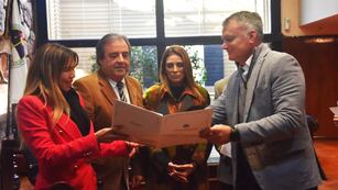 Federico Gatti (der.) recibe la resolución n° 43/24 la Legislatura de Jujuy que declaró "de interés legislativo" el "Plan de impacto social de Ledesma para la mejora de la calidad de la educación y el estimulo del empleo y la empleabilidad".