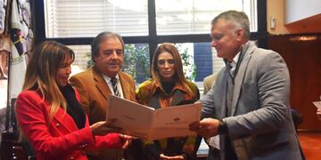 Federico Gatti (der.) recibe la resolución n° 43/24 la Legislatura de Jujuy que declaró "de interés legislativo" el "Plan de impacto social de Ledesma para la mejora de la calidad de la educación y el estimulo del empleo y la empleabilidad".