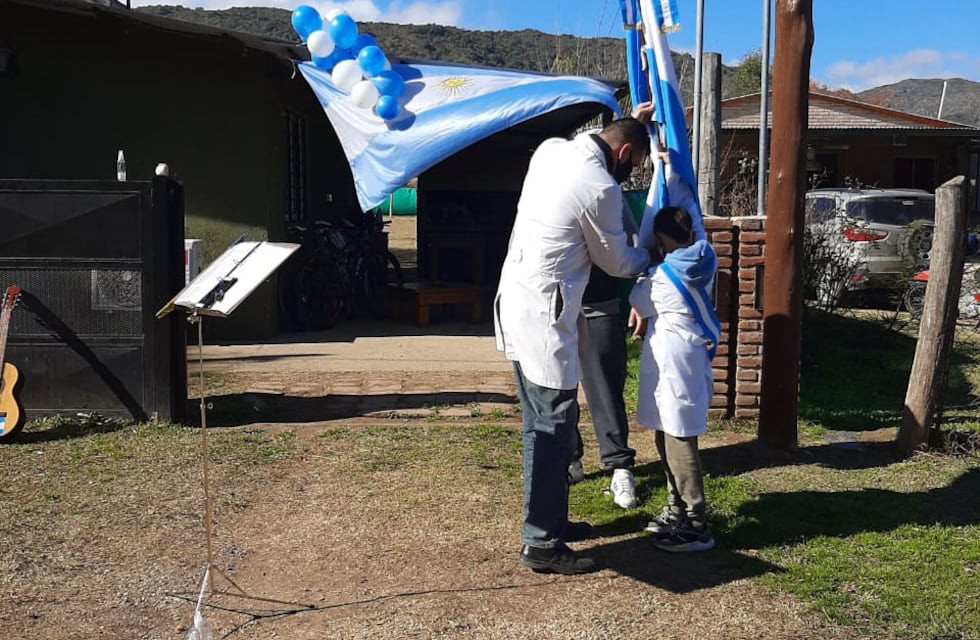 Un docente visitó a 16 niños en sus casas para que juren en el Día de la Bandera