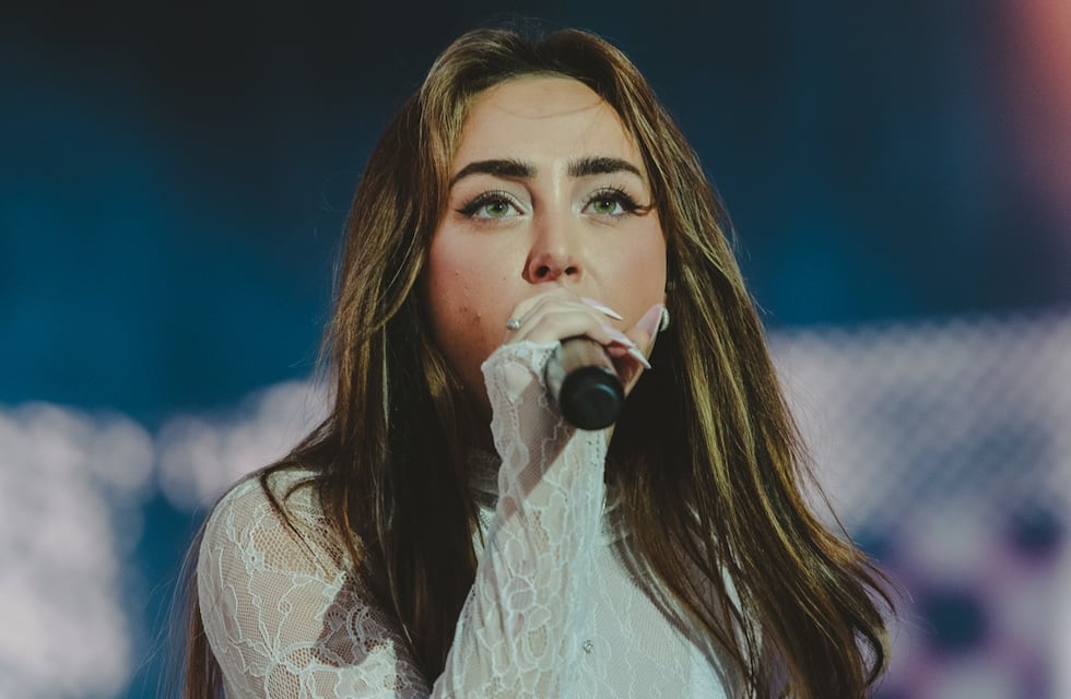 Desde la cama, Nicki Nicole encendió Instagram con un look con mega escote