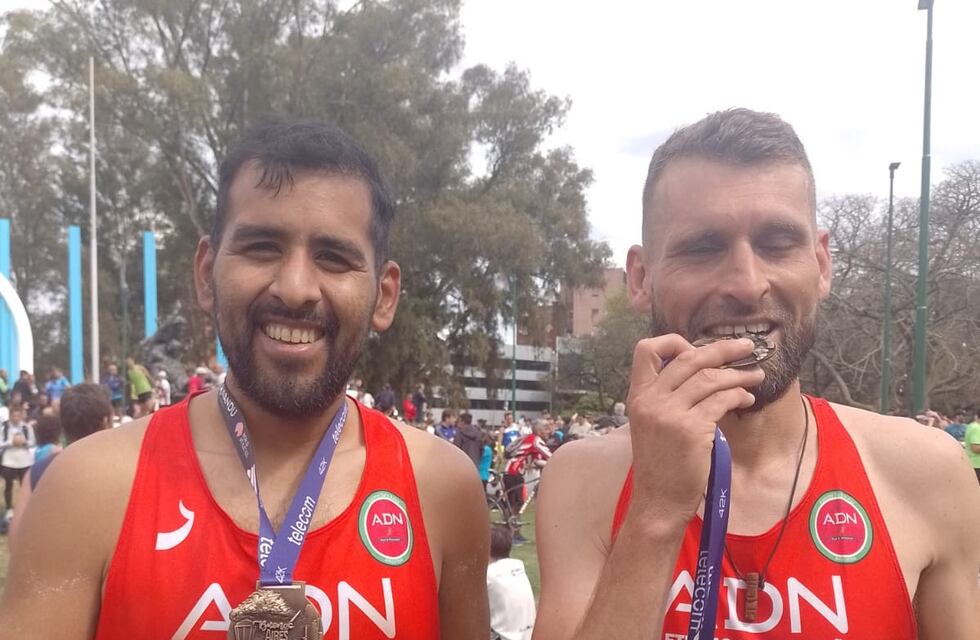 Diego Bergese, Carlos Quiroga y Mauricio Guevara de Arroyito corrieron la Maratón de Buenos Aires