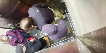 Le tosió en la cara y el anciano sabía artes marciales