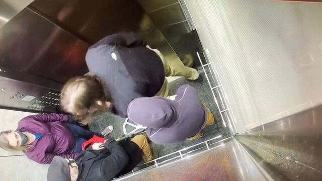 Le tosió en la cara y el anciano sabía artes marciales