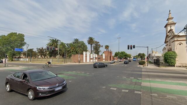 La colisión se produjo sobre el cruce de Avenida Provincias Unidas y Bulevar 27 de Febrero. (Google Street View)