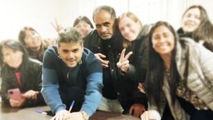 Chocolate Rigau en una foto con el concejal massista cuya detención fue pedida por la fiscal. Foto: La Voz