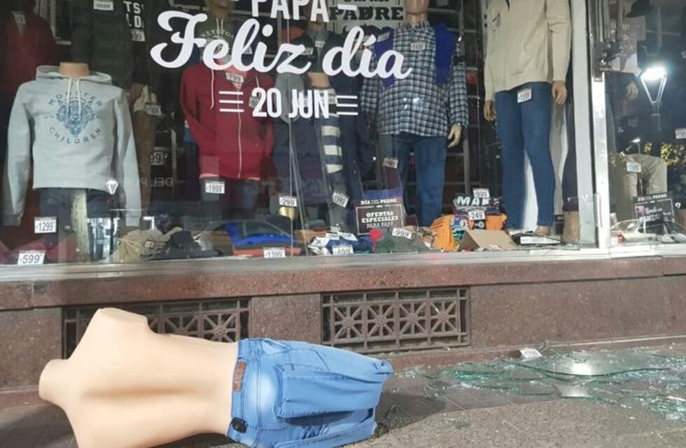Rompieron las vidrieras y robaron en varios comercios del centro