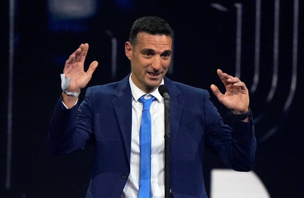 Maxi Rodríguez le dio la camiseta de Newell’s a Lionel Scaloni en París